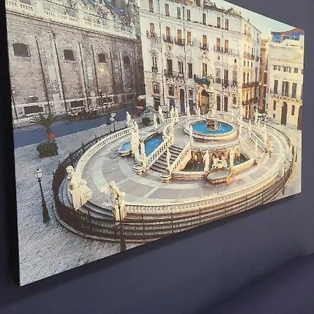 La Loggia In Centro Storico A Palermo